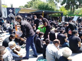 تبرک عاشورا ۱۳۹۹ در پارکینگ با رعایت بهذاشت